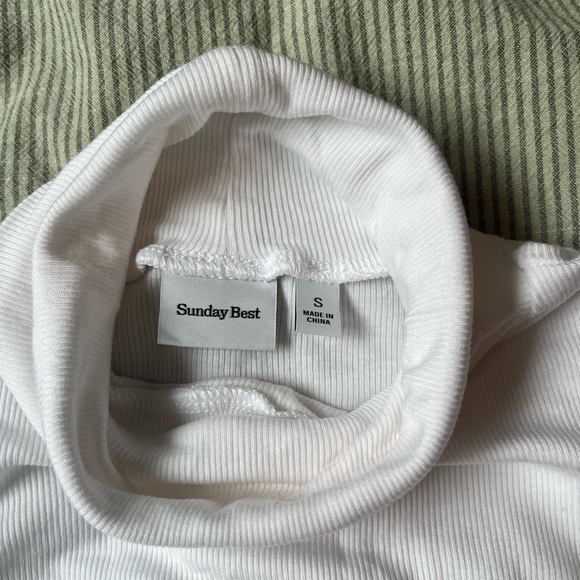 Aritzia Sunday Best mock neck tank - Picture 3 of 4